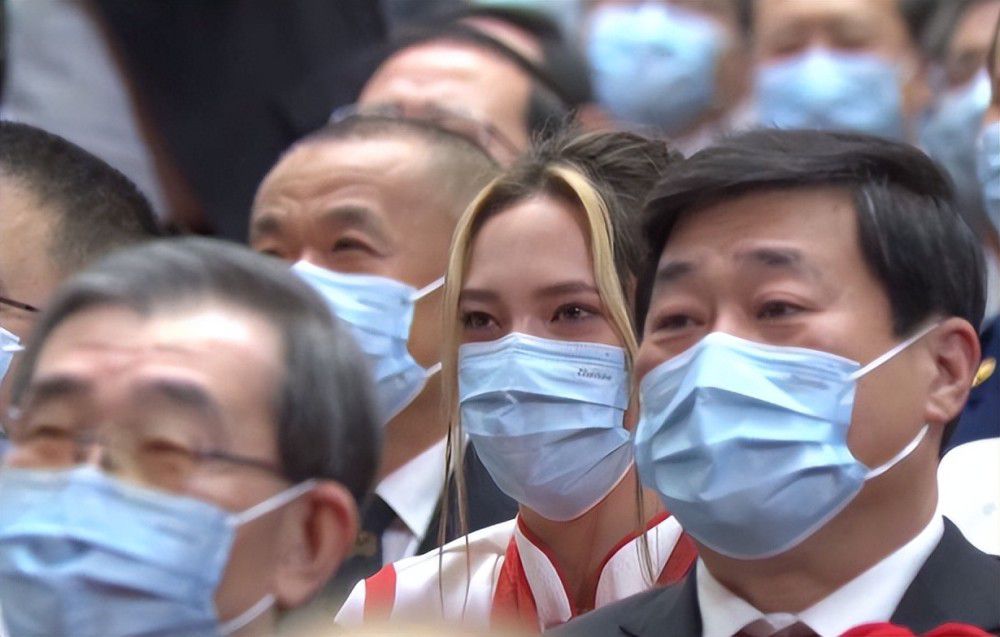 三位高校女生－未央（矢松亞由美飾）、比呂子（鳥田博子飾）及昌巳（石川萌飾）為同校老友。維繫三情面感的話題，是深夜廣播節目「Midnight Bluebird」主持人「小滿」。她擅以輕鬆的言語，表露本身的豪情世界及性愛經歷，是以也赢得許多高中女生的認同及喜愛。因為「小滿」的一句話「想知道我的事，可以往問錢仙」，三人材将信将疑地玩起錢仙。問起有關「小滿」的種種，包罗家庭成員、诞生日期等。居然都全數吻合。於是，三人開始詢問關於自已的愛情問題、乃至是灭亡的日期。始料未及的，幾個簡單的問題不单揭穿出私家的奥秘，進而更動搖了彼此的關係。從那之後，方圆接連發生怪事，隨著錢仙預言死期的迫近，三人材發現，「小滿」的身份竟然就是....